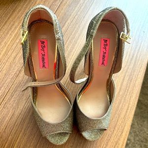 ✨Beautiful gold glitter heels ✨